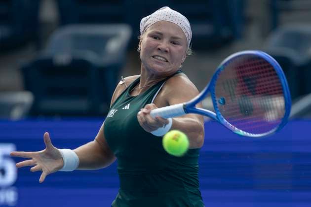 August 22, 2025, Monterrey, Nuevo Leon, Mexico: Diana Shnaider (RUS) in action against Alycia Parks (USA) during the semi-finals at the Monterrey Open WTA, Tennis Damen 500. Monterrey Mexico - ZUMAo125 20250822_zip_o125_007 Copyright: xAntonioxOjedax
