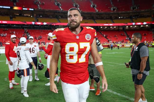 August 22, 2025: Kansas City Chiefs tight end Travis Kelce (87) leaves the field after their preseason NFL, American Football Herren, USA football game against the Chicago Bears at GEHA Field at Arrowhead Stadium in Kansas City, MO. CSM Kansas City United States of America - ZUMAc04_ 20250822_zma_c04_070 Copyright: xDavidxSmithx