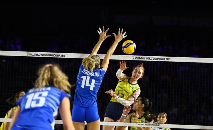 (250823) -- CHIANG MAI, Aug. 23, 2025 -- Julia Isabelle Bergmann (R) of Brazil competes during the Preliminary Phase Pool C match between Brazil and Greece at the Volleyball Women s World Championship, WM, Weltmeisterschaft in Chiang Mai, Thailand, Aug. 22, 2025. ) (SP)THAILAND-CHIANG MAI-VOLLEYBALL-WOMEN S WORLD CHAMPIONSHIP-BRA VS GRE SunxWeitong 