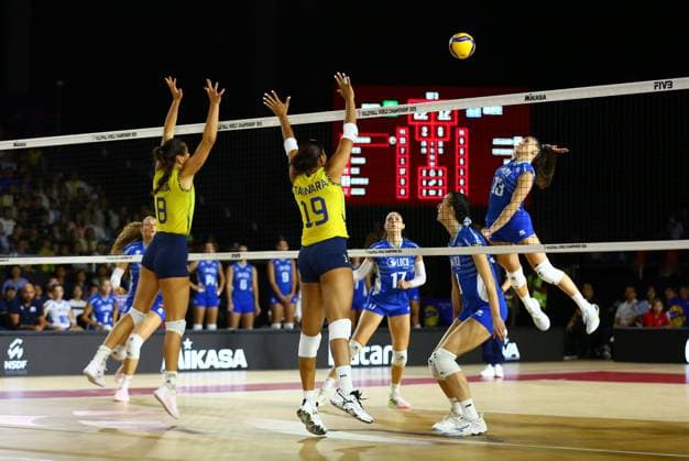 (250823) -- CHIANG MAI, Aug. 23, 2025 -- Effrosyni Bakodimou (1st R) of Greece competes during the Preliminary Phase Pool C match between Brazil and Greece at the Volleyball Women s World Championship, WM, Weltmeisterschaft in Chiang Mai, Thailand, Aug. 22, 2025. ) (SP)THAILAND-CHIANG MAI-VOLLEYBALL-WOMEN S WORLD CHAMPIONSHIP-BRA VS GRE SunxWeitong 