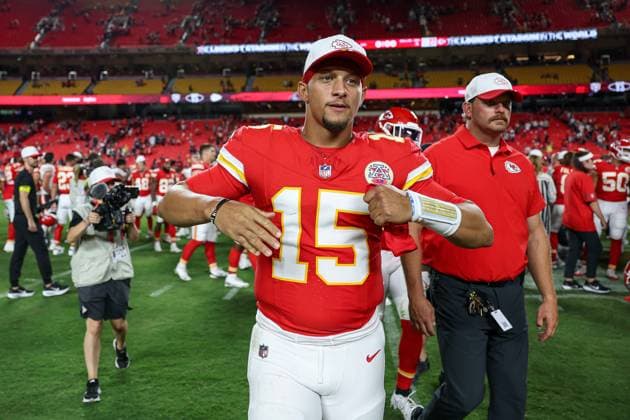August 22, 2025: Kansas City Chiefs quarterback Patrick Mahomes (15) leaves the field after their preseason NFL, American Football Herren, USA football game against the Chicago Bears at GEHA Field at Arrowhead Stadium in Kansas City, MO. CSM Kansas City United States of America - ZUMAc04_ 20250822_zma_c04_090 Copyright: xDavidxSmithx