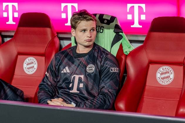 Jonas Urbig Goalkeeper, FC Bayern Muenchen, 40 takes a seat on the bench at the start of the match GER, FC Bayern Muenchen vs RB Leipzig, Football, Bundesliga, Matchday 1, Season 2025 2026, 22 08 2025 DFL DFB REGULATIONS PROHIBIT ANY USE OF PHOTOGRAPHS as IMAGE SEQUENCES and or QUASI VIDEO GER, FC Bayern Muenchen vs RB Leipzig, Football, Bundesliga, Matchday 1, Season 2025 2026, 22 08 2025 Muenchen Copyright: xEibner-Pressefoto HeikexFeinerx EP_HFR