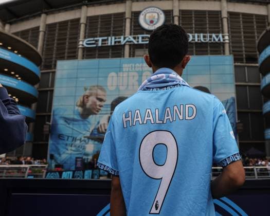 Premier League Manchester City v Tottenham Hotspur A Manchester City fans wearing a Erling Haaland of Manchester City shirt looking at him on the large players mural during the Premier League match Manchester City vs Tottenham Hotspur at Etihad Stadium, Manchester, United Kingdom, 23rd August 2025 (Photo by Mark Cosgrove News Images) Manchester Etihad Stadium Manchester United, ManU Kingdom Copyright: xMarkxCosgrove NewsxImagesx