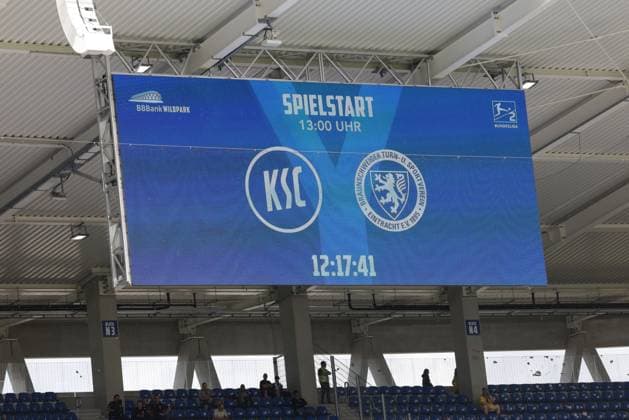 23 08 2025, xhettx, Soccer 2 Bundesliga, Karlsruher SC Eintracht Braunschweig v l Scoreboard for todays match DFL DFB REGULATIONS PROHIBIT ANY USE OF PHOTOGRAPHS as IMAGE SEQUENCES and or QUASI VIDEO Karlsruhe