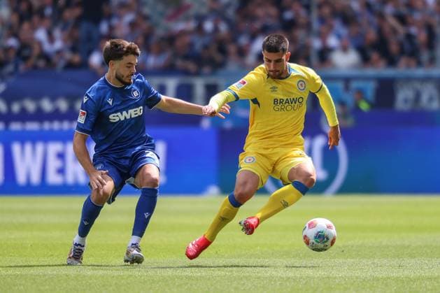 Duel between Lilian Egloff Karlsruher SC, 25 and Fabio Di Michele Sanchez Eintracht Braunschweig, 22 , GER, Karlsruher SC vs Eintracht Braunschweig, 2 Bundesliga, Matchday 3, 2025 2026, 23 08 2025, DFL REGULATES PROHIBIT ANY USE OF PHOTOGRAPHS AS IMAGE SEQUENCES AND OR QUASI VIDEO, GER, Karlsruher SC vs Eintracht Braunschweig, 2 Bundesliga, Matchday 3, 2025 2026, 23 08 2025 Karlsruhe Copyright: xEibner-Pressefoto JanxPrihodax EP_JPA