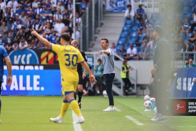 Instructions on the sideline Christian Eichner Karlsruher SC, Head Coach , GER, Karlsruher SC vs Eintracht Braunschweig, 2 Bundesliga, Matchday 3, 2025 2026, 23 08 2025, DFL REGULATIONS PROHIBIT ANY USE OF PHOTOGRAPHS AS IMAGE SEQUENCES AND OR QUASI VIDEO, GER, Karlsruher SC vs Eintracht Braunschweig, 2 Bundesliga, Matchday 3, 2025 2026, 23 08 2025 Karlsruhe Copyright: xEibner-Pressefoto JanxPrihodax EP_JPA