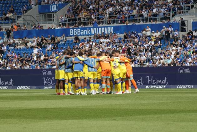 23 08 2025, xhettx, Soccer 2 Bundesliga, Karlsruher SC Eintracht Braunschweig v l Braunschweig vows to DFL DFB REGULATIONS PROHIBIT ANY USE OF PHOTOGRAPHS as IMAGE SEQUENCES and or QUASI VIDEO Karlsruhe