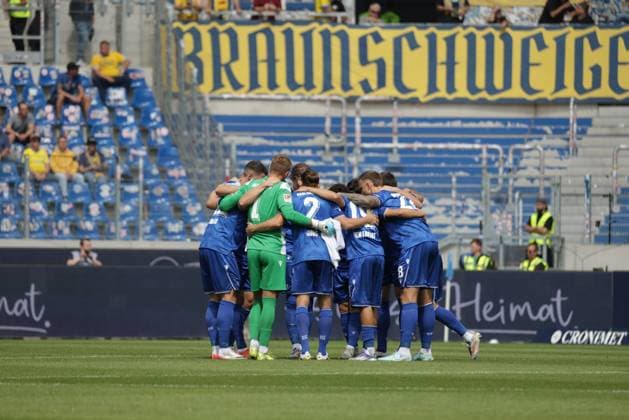23 08 2025, xhettx, Soccer 2 Bundesliga, Karlsruher SC Eintracht Braunschweig v l Karlsruhe swears in DFL DFB REGULATIONS PROHIBIT ANY USE OF PHOTOGRAPHS as IMAGE SEQUENCES and or QUASI VIDEO Karlsruhe
