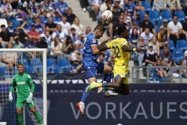 23 08 2025, xhettx, Soccer 2 Bundesliga, Karlsruher SC Eintracht Braunschweig v l header duel Christoph Kobald Karlsruher SC, 22 and Christian Conteh BTSV, 32 DFL DFB REGULATIONS PROHIBIT ANY USE OF PHOTOGRAPHS as IMAGE SEQUENCES and or QUASI VIDEO Karlsruhe