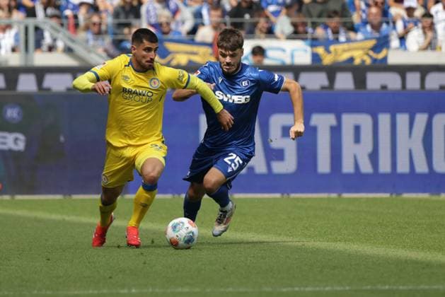 23 08 2025, xhettx, Soccer 2 Bundesliga, Karlsruher SC Eintracht Braunschweig v l duel Fabio Di Michele Sanchez BTSV, 22 and Lilian Egloff Karlsruher SC, 25 DFL DFB REGULATIONS PROHIBIT ANY USE OF PHOTOGRAPHS as IMAGE SEQUENCES and or QUASI VIDEO Karlsruhe
