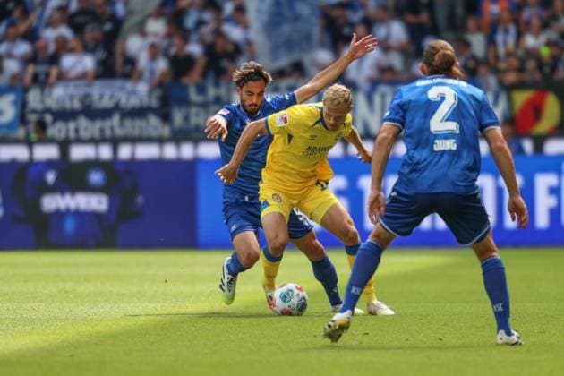 On the ball Louis Breunig Eintracht Braunschweig, 16 vs Roko Simic Karlsruher SC, 09 in duel, GER, Karlsruher SC vs Eintracht Braunschweig, 2 Bundesliga, Matchday 3, 2025 2026, 23 08 2025, DFL REGULATIONS PROHIBIT ANY USE OF PHOTOGRAPHS AS IMAGE SEQUENCES AND OR QUASI VIDEO, GER, Karlsruher SC vs Eintracht Braunschweig, 2 Bundesliga, Matchday 3, 2025 2026, 23 08 2025 Karlsruhe Copyright: xEibner-Pressefoto JanxPrihodax EP_JPA