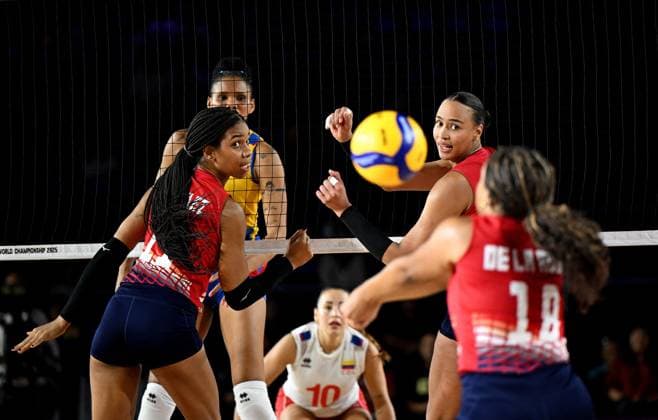 (250823) -- CHIANG MAI, Aug. 23, 2025 -- Gaila Ceneida Gonzalez Lopez (2nd R) and Geraldine Sthefany Gonzalez (1st L) of the Dominican Republic react during the Preliminary Phase Pool F match between the Dominican Republic and Colombia at the Volleyball Women s World Championship, WM, Weltmeisterschaft in Chiang Mai, Thailand, Aug. 23, 2025. ) (SP)THAILAND-CHIANG MAI-VOLLEYBALL-WOMEN S WORLD CHAMPIONSHIP-COLOMBIA VS DOMINICAN REPUBLIC HouxZhaokang 