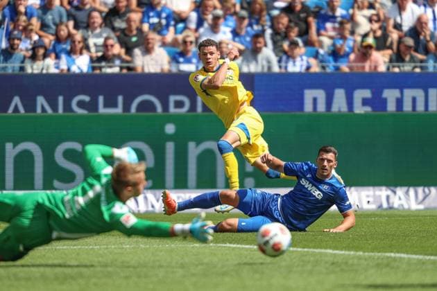 Erencan Yardimci Eintracht Braunschweig, 09 Nicolai Rapp Karlsruher SC, 06 Hans Christian Bernat Karlsruher SC, Goalkeeper 01 , GER, Karlsruher SC vs Eintracht Braunschweig, 2 Bundesliga, Matchday 3, 2025 2026, 23 08 2025, DFL REGULATES PROHIBIT ANY USE OF PHOTOGRAPHS AS IMAGE SEQUENCES AND OR QUASI VIDEO, GER, Karlsruher SC vs Eintracht Braunschweig, 2 Bundesliga, Matchday 3, 2025 2026, 23 08 2025 Karlsruhe Copyright: xEibner-Pressefoto JanxPrihodax EP_JPA