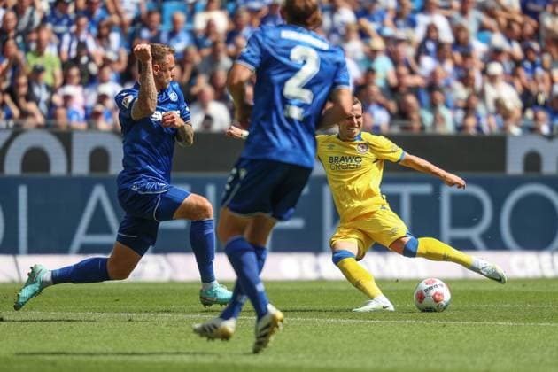Marcel Franke Karlsruher SC, 28 throws himself into the shot of Lino Tempelmann Eintracht Braunschweig, 20 , GER, Karlsruher SC vs Eintracht Braunschweig, 2 Bundesliga, Matchday 3, 2025 2026, 23 08 2025, DFL REGULATIONS PROHIBIT ANY USE OF PHOTOGRAPHS AS IMAGE SEQUENCES AND OR QUASI VIDEO, GER, Karlsruher SC vs Eintracht Braunschweig, 2 Bundesliga, Matchday 3, 2025 2026, 23 08 2025 Karlsruhe Copyright: xEibner-Pressefoto JanxPrihodax EP_JPA