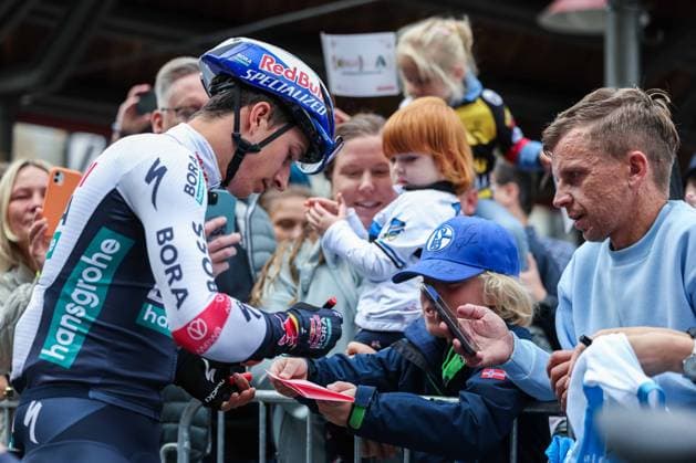 Cycling UCI ProSeries Men Elite LIDL Deutschland Tour 2025 Stage 3 Arnsberg Kassel on 23 08 2025 Florian Lipowitz RED BULL BORA HANSGROHE signs autographs xJRx