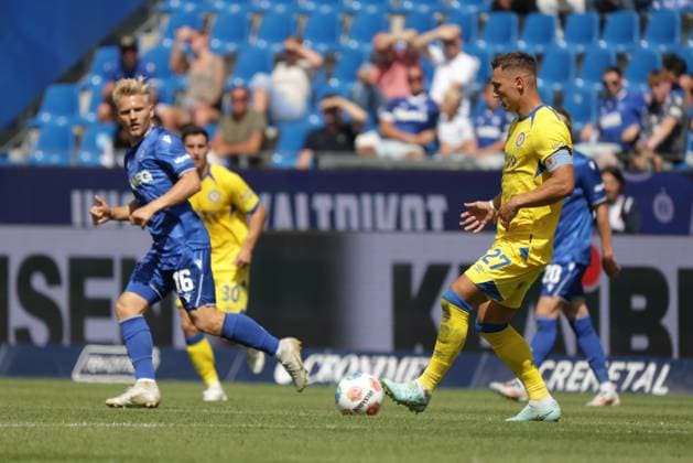 23 08 2025, xhettx, Fußball 2 Bundesliga, Karlsruher SC Eintracht Braunschweig v l Pass von Sven Köhler BTSV, 27 DFL DFB REGULATIONS PROHIBIT ANY USE OF PHOTOGRAPHS as IMAGE SEQUENCES and or QUASI VIDEO Karlsruhe