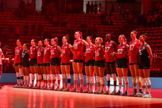 Canada v Bulgaria - FIVB Women s Volleyball World Championship, WM, Weltmeisterschaft NAKHON RATCHASIMA, THAILAND - AUGUST 23: Players of Canada line up for the national anthem ahead of the FIVB Women s Volleyball World Championship between Canada and Bulgaria at Korat Chatchai Sports Hall, in Nakhon Ratchasima, Thailand, on August 23, 2025. Mustafa Hatipoglu Anadolu Nakhon Ratchasima Thailand. Editorial use only. Please get in touch for any other usage.  Copyright: x2025xAnadoluxMustafaxHatipoglux