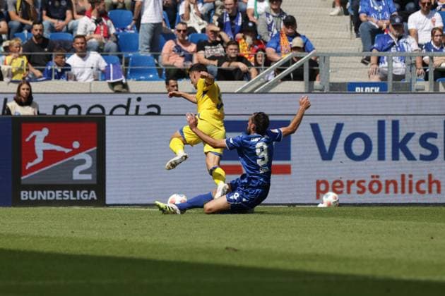 23 08 2025, xhettx, Soccer 2 Bundesliga, Karlsruher SC Eintracht Braunschweig v l Foul by Roko Å imiÄ‡ Karlsruher SC, 9 on Robin Heußer BTSV, 30 DFL DFB REGULATIONS PROHIBIT ANY USE OF PHOTOGRAPHS as IMAGE SEQUENCES and or QUASI VIDEO Karlsruhe