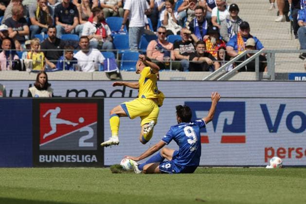 23 08 2025, xhettx, Soccer 2 Bundesliga, Karlsruher SC Eintracht Braunschweig v l Foul by Roko Å imiÄ‡ Karlsruher SC, 9 on Robin Heußer BTSV, 30 DFL DFB REGULATIONS PROHIBIT ANY USE OF PHOTOGRAPHS as IMAGE SEQUENCES and or QUASI VIDEO Karlsruhe
