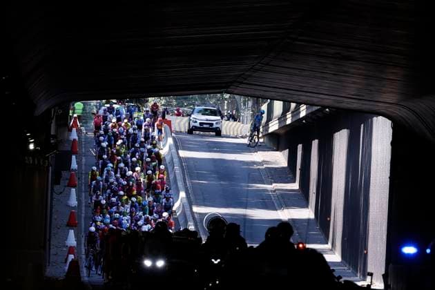 Sport Bilder des Tages The pack compete in the first stage of 80th Vuelta a Espana cycling tour in Turin, Italy, 23 August 2025. The stage covers 183 km between the cities of Tutin and Novara. First stage of Vuelta a Espana tour !ACHTUNG: NUR REDAKTIONELLE NUTZUNG!  Copyright: xJavierxLizonx GRAF1726 20250823-55017720866_1