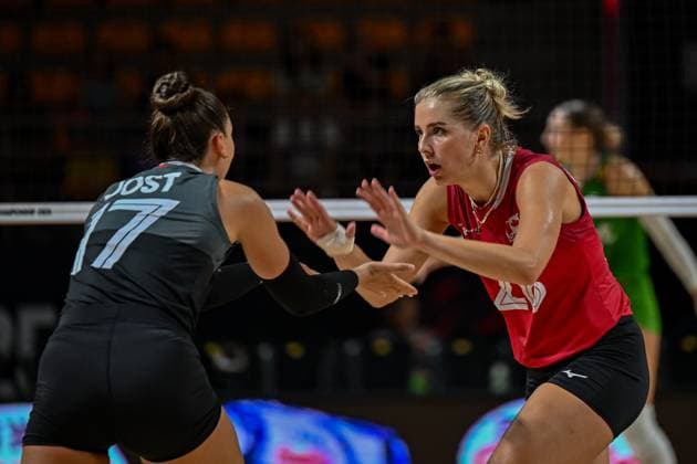 Canada v Bulgaria - FIVB Women s Volleyball World Championship, WM, Weltmeisterschaft NAKHON RATCHASIMA, THAILAND - AUGUST 23: Quinn Pelland (26) and Kacey Jost (17) of Canada celebrate after a position during the FIVB Women s Volleyball World Championship between Canada and Bulgaria at Korat Chatchai Sports Hall, in Nakhon Ratchasima, Thailand, on August 23, 2025. Mustafa Hatipoglu Anadolu Nakhon Ratchasima Thailand. Editorial use only. Please get in touch for any other usage.  Copyright: x2025xAnadoluxMustafaxHatipoglux
