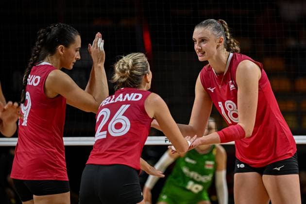 Canada v Bulgaria - FIVB Women s Volleyball World Championship, WM, Weltmeisterschaft NAKHON RATCHASIMA, THAILAND - AUGUST 23: Quinn Pelland (26) and Anna Smrek (18) of Canada celebrate after a position during the FIVB Women s Volleyball World Championship between Canada and Bulgaria at Korat Chatchai Sports Hall, in Nakhon Ratchasima, Thailand, on August 23, 2025. Mustafa Hatipoglu Anadolu Nakhon Ratchasima Thailand. Editorial use only. Please get in touch for any other usage.  Copyright: x2025xAnadoluxMustafaxHatipoglux