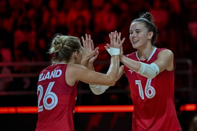 Canada v Bulgaria - FIVB Women s Volleyball World Championship, WM, Weltmeisterschaft NAKHON RATCHASIMA, THAILAND - AUGUST 23: Quinn Pelland (26) and Abagayle Guezen (16) of Canada celebrate after a position during the FIVB Women s Volleyball World Championship between Canada and Bulgaria at Korat Chatchai Sports Hall, in Nakhon Ratchasima, Thailand, on August 23, 2025. Mustafa Hatipoglu Anadolu Nakhon Ratchasima Thailand. Editorial use only. Please get in touch for any other usage.  Copyright: x2025xAnadoluxMustafaxHatipoglux