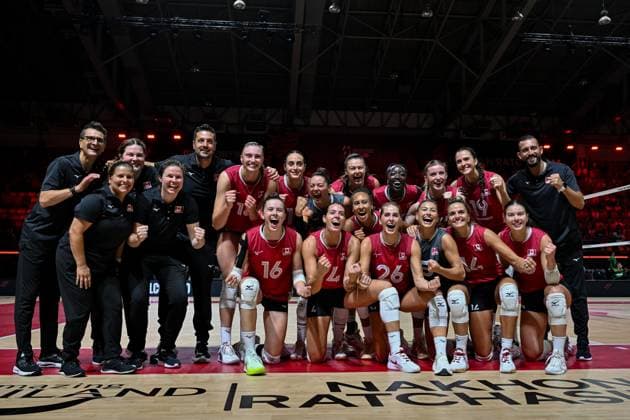 Canada v Bulgaria - FIVB Women s Volleyball World Championship, WM, Weltmeisterschaft NAKHON RATCHASIMA, THAILAND - AUGUST 23: Players of Canada celebrate their victory at the end of the FIVB Women s Volleyball World Championship between Canada and Bulgaria at Korat Chatchai Sports Hall, in Nakhon Ratchasima, Thailand, on August 23, 2025. Mustafa Hatipoglu Anadolu Nakhon Ratchasima Thailand. Editorial use only. Please get in touch for any other usage.  Copyright: x2025xAnadoluxMustafaxHatipoglux