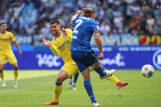Fabio Di Michele Sanchez Eintracht Braunschweig, 22 presses Sebastian Jung Karlsruher SC, 02 , GER, Karlsruher SC vs Eintracht Braunschweig, 2 Bundesliga, Matchday 3, 2025 2026, 23 08 2025, DFL REGULATIONS PROHIBIT ANY USE OF PHOTOGRAPHS AS IMAGE SEQUENCES AND OR QUASI VIDEO, GER, Karlsruher SC vs Eintracht Braunschweig, 2 Bundesliga, Matchday 3, 2025 2026, 23 08 2025 Karlsruhe Copyright: xEibner-Pressefoto JanxPrihodax EP_JPA