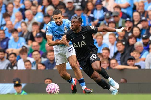 Manchester City v Tottenham Hotspur Premier League 23 08 2025. Mohammed Kudus (20) of Tottenham Hotspur and Rayan Ait-Nouri (21) of Manchester City challenge for the ball during the Premier League match between Manchester City and Tottenham Hotspur at the Etihad Stadium, Manchester, England on 23 August 2025. Manchester Etihad Stadium Manchester England Editorial use only DataCo restrictions apply See www.football-dataco.com , Copyright: xConorxMolloyx PSI-22653-0032