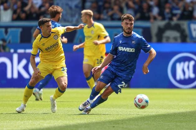 On the ball Lilian Egloff Karlsruher SC, 25 Robin Heusser Eintracht Braunschweig, 30 next to him, GER, Karlsruher SC vs Eintracht Braunschweig, 2 Bundesliga, Matchday 3, 2025 2026, 23 08 2025, DFL REGULATIONS PROHIBIT ANY USE OF PHOTOGRAPHS AS IMAGE SEQUENCES AND OR QUASI VIDEO, GER, Karlsruher SC vs Eintracht Braunschweig, 2 Bundesliga, Matchday 3, 2025 2026, 23 08 2025 Karlsruhe Copyright: xEibner-Pressefoto JanxPrihodax EP_JPA