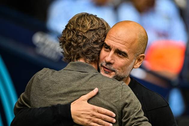 Sport Bilder des Tages 23rd August 2025; Etihad Stadium, Manchester, England; Premier League Football, Manchester City versus Tottenham Hotspur; Manchester City Manager Pep Guardiola greets Tottenham Hotspur Head Coach Thomas Frank  GodfreyxPitt