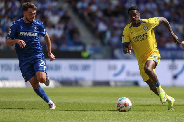 Sprint duel between Christian Conteh Eintracht Braunschweig, 32 and Lilian Egloff Karlsruher SC, 25 , GER, Karlsruher SC vs Eintracht Braunschweig, 2 Bundesliga, Matchday 3, 2025 2026, 23 08 2025, DFL REGULATIONS PROHIBIT ANY USE OF PHOTOGRAPHS AS IMAGE SEQUENCES AND OR QUASI VIDEO, GER, Karlsruher SC vs Eintracht Braunschweig, 2 Bundesliga, Matchday 3, 2025 2026, 23 08 2025 Karlsruhe Copyright: xEibner-Pressefoto JanxPrihodax EP_JPA
