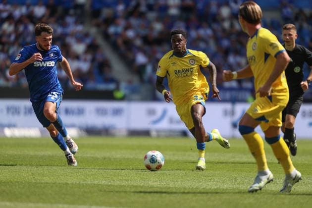 Sprint duel between Christian Conteh Eintracht Braunschweig, 32 and Lilian Egloff Karlsruher SC, 25 , GER, Karlsruher SC vs Eintracht Braunschweig, 2 Bundesliga, Matchday 3, 2025 2026, 23 08 2025, DFL REGULATIONS PROHIBIT ANY USE OF PHOTOGRAPHS AS IMAGE SEQUENCES AND OR QUASI VIDEO, GER, Karlsruher SC vs Eintracht Braunschweig, 2 Bundesliga, Matchday 3, 2025 2026, 23 08 2025 Karlsruhe Copyright: xEibner-Pressefoto JanxPrihodax EP_JPA