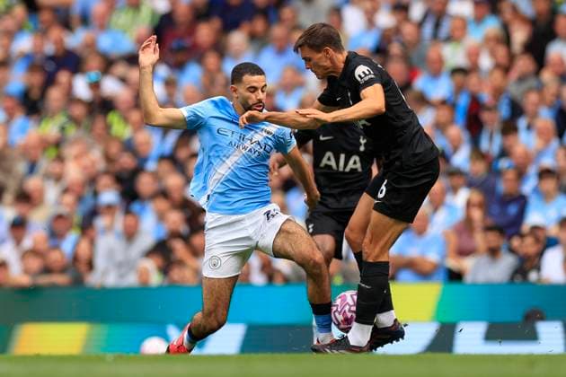 Manchester City v Tottenham Hotspur Premier League 23 08 2025. Joao Palhinha (6) of Tottenham Hotspur and Rayan Ait-Nouri (21) of Manchester City challenge for the ball during the Premier League match between Manchester City and Tottenham Hotspur at the Etihad Stadium, Manchester, England on 23 August 2025. Manchester Etihad Stadium Manchester England Editorial use only DataCo restrictions apply See www.football-dataco.com , Copyright: xConorxMolloyx PSI-22653-0033