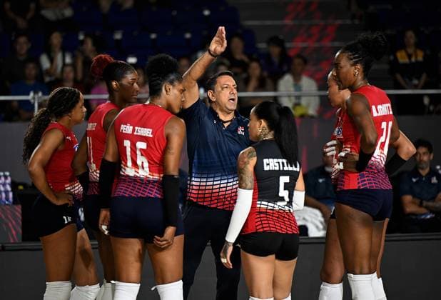 (250823) -- CHIANG MAI, Aug. 23, 2025 -- Marcos Kwiek (C), head coach of the Dominican Republic gives instructions during the Preliminary Phase Pool F match between the Dominican Republic and Colombia at the Volleyball Women s World Championship, WM, Weltmeisterschaft in Chiang Mai, Thailand, Aug. 23, 2025. ) (SP)THAILAND-CHIANG MAI-VOLLEYBALL-WOMEN S WORLD CHAMPIONSHIP-COLOMBIA VS DOMINICAN REPUBLIC HouxZhaokang 
