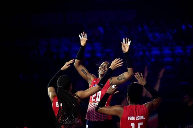 (250823) -- CHIANG MAI, Aug. 23, 2025 -- Brayelin Elizabeth Martinez (C) of the Dominican Republic cheers up with teammates during the Preliminary Phase Pool F match between the Dominican Republic and Colombia at the Volleyball Women s World Championship, WM, Weltmeisterschaft in Chiang Mai, Thailand, Aug. 23, 2025. ) (SP)THAILAND-CHIANG MAI-VOLLEYBALL-WOMEN S WORLD CHAMPIONSHIP-COLOMBIA VS DOMINICAN REPUBLIC HouxZhaokang 