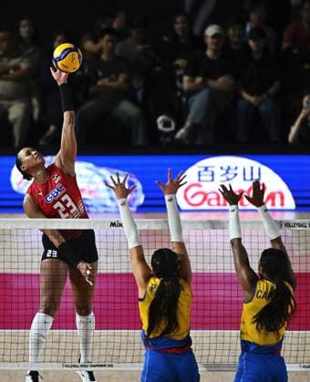 (250823) -- CHIANG MAI, Aug. 23, 2025 -- Gaila Ceneida Gonzalez Lopez (L) of the Dominican Republic smashes during the Preliminary Phase Pool F match between the Dominican Republic and Colombia at the Volleyball Women s World Championship, WM, Weltmeisterschaft in Chiang Mai, Thailand, Aug. 23, 2025. ) (SP)THAILAND-CHIANG MAI-VOLLEYBALL-WOMEN S WORLD CHAMPIONSHIP-COLOMBIA VS DOMINICAN REPUBLIC HouxZhaokang 