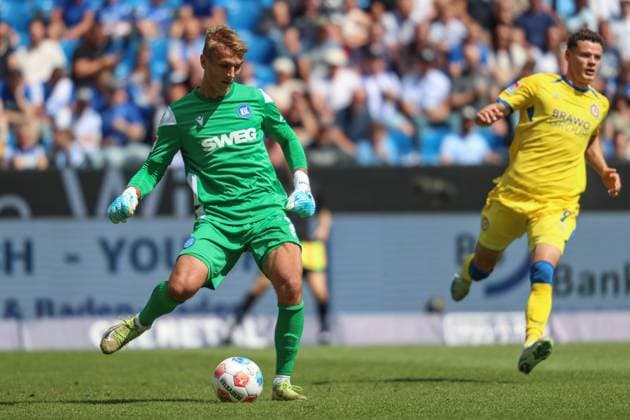 Hans Christian Bernat Karlsruher SC, goalkeeper 01 is tackled by Erencan Yardimci Eintracht Braunschweig, 09 , GER, Karlsruher SC vs Eintracht Braunschweig, 2 Bundesliga, Matchday 3, 2025 2026, 23 08 2025, DFL REGULATES PROHIBIT ANY USE OF PHOTOGRAPHS AS IMAGE SEQUENCES AND OR QUASI VIDEO, GER, Karlsruher SC vs Eintracht Braunschweig, 2 Bundesliga, Matchday 3, 2025 2026, 23 08 2025 Karlsruhe Copyright: xEibner-Pressefoto JanxPrihodax EP_JPA