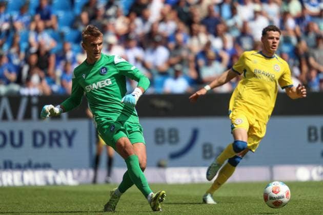 Hans Christian Bernat Karlsruher SC, goalkeeper 01 is tackled by Erencan Yardimci Eintracht Braunschweig, 09 , GER, Karlsruher SC vs Eintracht Braunschweig, 2 Bundesliga, Matchday 3, 2025 2026, 23 08 2025, DFL REGULATES PROHIBIT ANY USE OF PHOTOGRAPHS AS IMAGE SEQUENCES AND OR QUASI VIDEO, GER, Karlsruher SC vs Eintracht Braunschweig, 2 Bundesliga, Matchday 3, 2025 2026, 23 08 2025 Karlsruhe Copyright: xEibner-Pressefoto JanxPrihodax EP_JPA