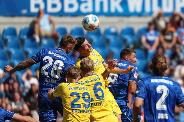 Header duel between Marcel Franke Karlsruher SC, 28 and Erencan Yardimci Eintracht Braunschweig, 09 , GER, Karlsruher SC vs Eintracht Braunschweig, 2 Bundesliga, Matchday 3, 2025 2026, 23 08 2025, DFL REGULATIONS PROHIBIT ANY USE OF PHOTOGRAPHS AS IMAGE SEQUENCES AND OR QUASI VIDEO, GER, Karlsruher SC vs Eintracht Braunschweig, 2 Bundesliga, Matchday 3, 2025 2026, 23 08 2025 Karlsruhe Copyright: xEibner-Pressefoto JanxPrihodax EP_JPA