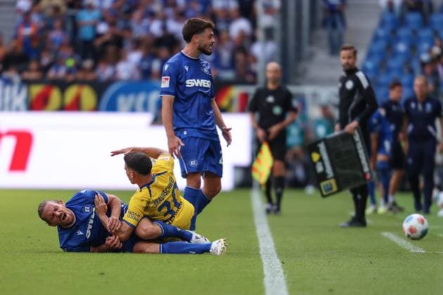 No gifts among old colleagues Robin Heusser Eintracht Braunschweig, 30 and Sebastian Jung Karlsruher SC, 02 , GER, Karlsruher SC vs Eintracht Braunschweig, 2 Bundesliga, Matchday 3, 2025 2026, 23 08 2025, DFL REGULATIONS PROHIBIT ANY USE OF PHOTOGRAPHS AS IMAGE SEQUENCES AND OR QUASI VIDEO, GER, Karlsruher SC vs Eintracht Braunschweig, 2 Bundesliga, Matchday 3, 2025 2026, 23 08 2025 Karlsruhe Copyright: xEibner-Pressefoto JanxPrihodax EP_JPA