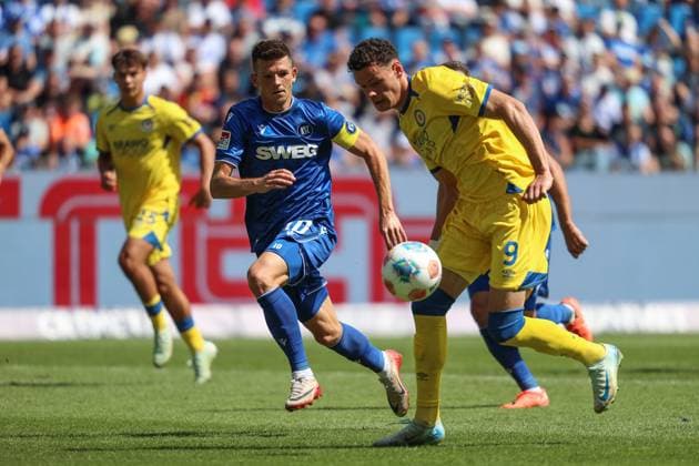 Marvin Wanitzek Karlsruher SC, 10 vs Erencan Yardimci Eintracht Braunschweig, 09 , GER, Karlsruher SC vs Eintracht Braunschweig, 2 Bundesliga, Matchday 3, 2025 2026, 23 08 2025, DFL REGULATIONS PROHIBIT ANY USE OF PHOTOGRAPHS AS IMAGE SEQUENCES AND OR QUASI VIDEO, GER, Karlsruher SC vs Eintracht Braunschweig, 2 Bundesliga, Matchday 3, 2025 2026, 23 08 2025 Karlsruhe Copyright: xEibner-Pressefoto JanxPrihodax EP_JPA