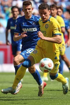 Marvin Wanitzek Karlsruher SC, 10 vs Erencan Yardimci Eintracht Braunschweig, 09 , GER, Karlsruher SC vs Eintracht Braunschweig, 2 Bundesliga, Matchday 3, 2025 2026, 23 08 2025, DFL REGULATIONS PROHIBIT ANY USE OF PHOTOGRAPHS AS IMAGE SEQUENCES AND OR QUASI VIDEO, GER, Karlsruher SC vs Eintracht Braunschweig, 2 Bundesliga, Matchday 3, 2025 2026, 23 08 2025 Karlsruhe Copyright: xEibner-Pressefoto JanxPrihodax EP_JPA