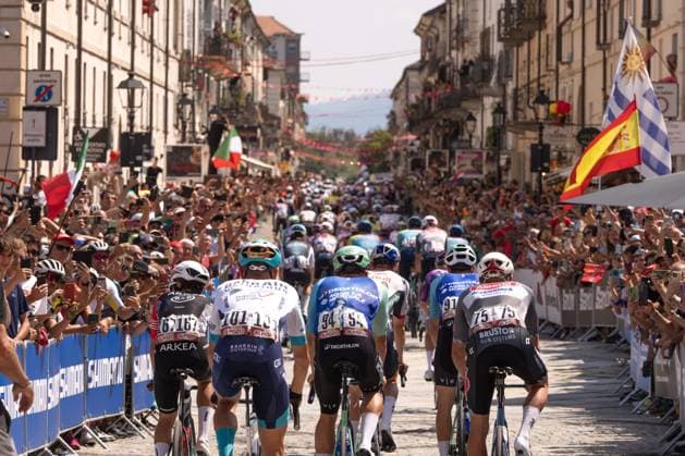 Sport Bilder des Tages riders start from Venaria during the 1st stage of the La Vuelta, tour of Spain cycling race, from Venaria to Novara. The race starts in Piedmont, Italy, where the first four stages take place. Italy Saturday, Aug 23, 2025. - cycling  Copyright: xMarcoxAlpozzi LaPressex