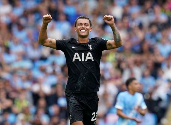 Sport Bilder des Tages Manchester, England, 23rd August 2025. Brennan Johnson of Tottenham celebrates after scoring the opening goal during the Manchester City vs Tottenham Hotspur Premier League match at the Etihad Stadium, Manchester. Picture credit should read: Andrew Yates Sportimage EDITORIAL USE ONLY. No use with unauthorised audio, video, data, fixture lists, club league logos or live services. Online in-match use limited to 120 images, no video emulation. No use in betting, games or single club league player publications. SPI_008_AY_MAN_CITY_SPURS SPI-4081-0008