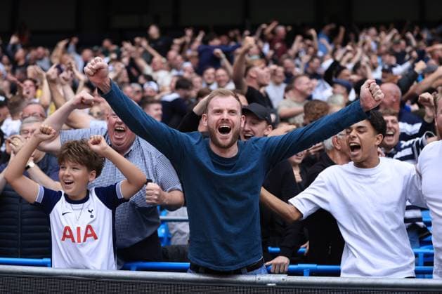 Fußball Premier League Manchester City gegen Tottenham Hotspur 23. August 2025 Premier League Manchester City gegen Tottenham Hotspur Fans von Tottenham Hotspur feiern das erste Tor ihrer Mannschaft Foto Simon Stacpoole Abseits Manchester UK  Copyright: xSimonxStacpoolexOffside