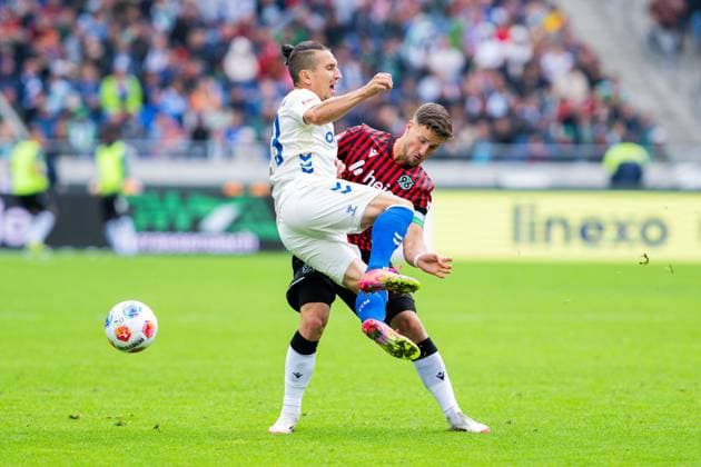 23 08 2025 Soccer, 2025 2026, 2 Bundesliga, 3 Matchday, Hannover 96 1 FC Magdeburg L R Baris Atik Magdeburg , Enzo Leopold Hannover DFL REGULATIONS PROHIBIT ANY USE OF PHOTOGRAPHS AS IMAGE SEQUENCES AND OR QUASI VIDEO