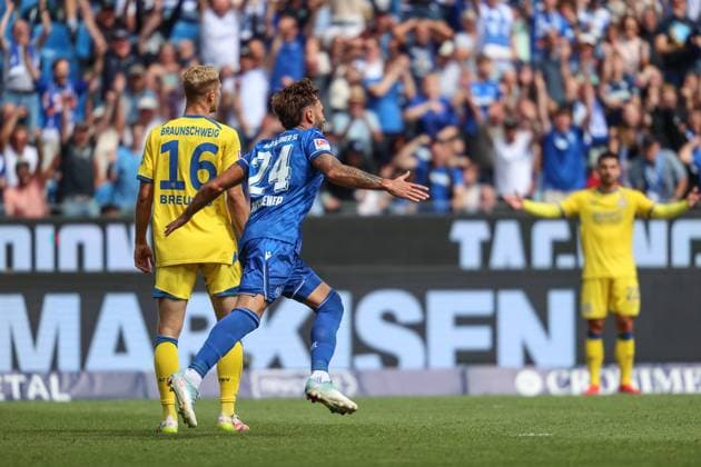 Fabian Schleusener Karlsruher SC, 24 celebrates his goal for 2-0, GER, Karlsruher SC vs Eintracht Braunschweig, 2 Bundesliga, Matchday 3, 2025 2026, 23 08 2025, DFL REGULATES PROHIBIT ANY USE OF PHOTOGRAPHS AS IMAGE SEQUENCES AND OR QUASI VIDEO, GER, Karlsruher SC vs Eintracht Braunschweig, 2 Bundesliga, Matchday 3, 2025 2026, 23 08 2025 Karlsruhe Copyright: xEibner-Pressefoto JanxPrihodax EP_JPA