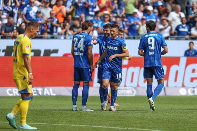 Sven Koehler Eintracht Braunschweig, 27 after the goal by Fabian Schleusener Karlsruher SC, 24 Lilian Egloff Karlsruher SC, 25 Marvin Wanitzek Karlsruher SC, 10 Roko Simic Karlsruher SC, 09 , GER, Karlsruher SC vs Eintracht Braunschweig, 2 Bundesliga, Matchday 3, 2025 2026, 23 08 2025, DFL REGULATIONS PROHIBIT ANY USE OF PHOTOGRAPHS AS IMAGE SEQUENCES AND OR QUASI VIDEO, GER, Karlsruher SC vs Eintracht Braunschweig, 2 Bundesliga, Matchday 3, 2025 2026, 23 08 2025 Karlsruhe Copyright: xEibner-Pressefoto JanxPrihodax EP_JPA